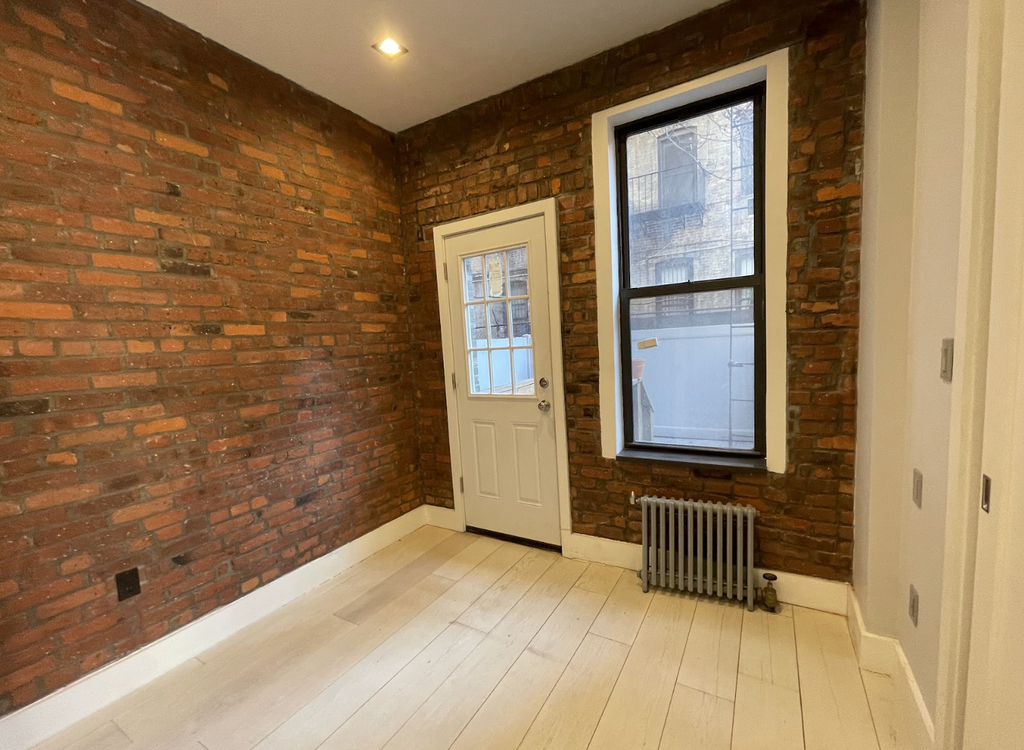 West 52nd street - Photo 3
