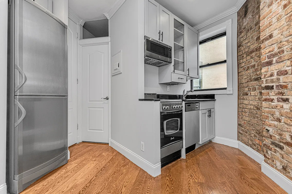 350 West 21st Street - Photo 2