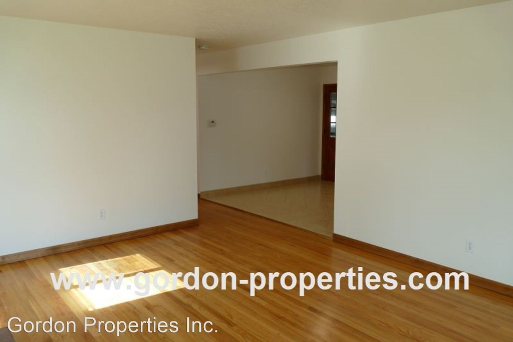 1131 Ne 72nd Ave - Photo 2