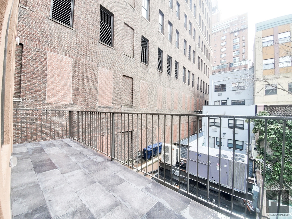 East 52 Street - Photo 1