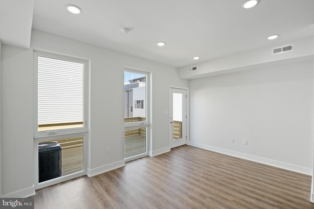 321 W Berks Street - Photo 11