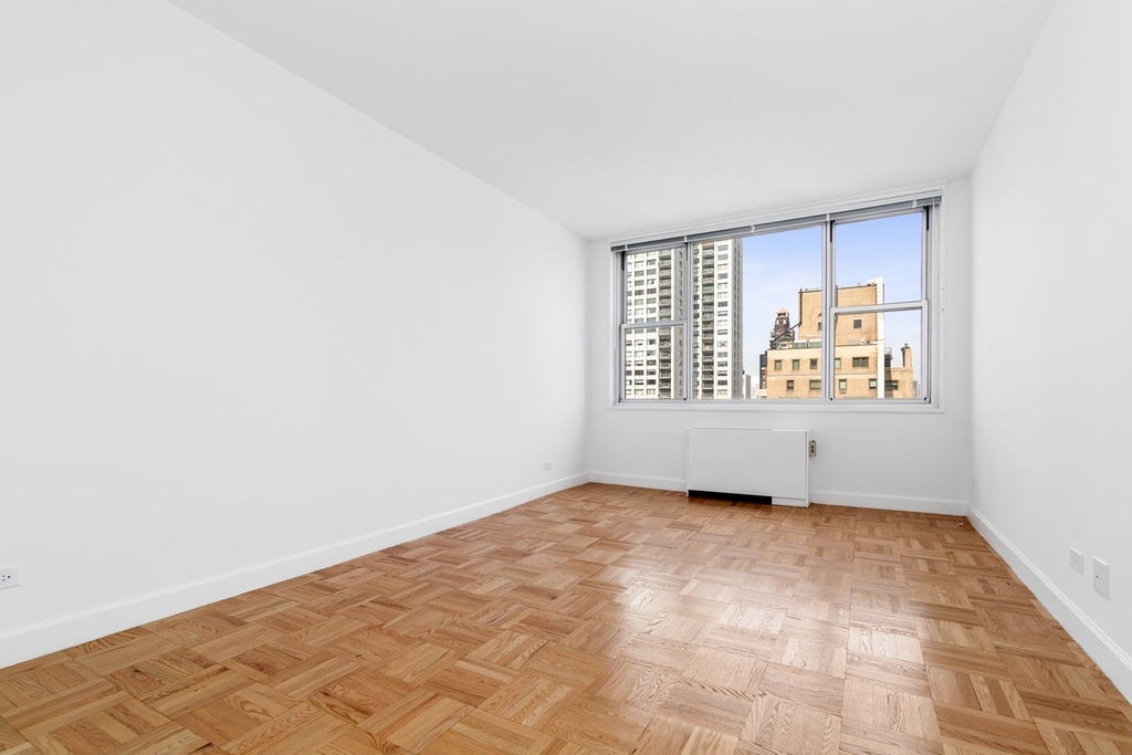 East 39th Street - Photo 4