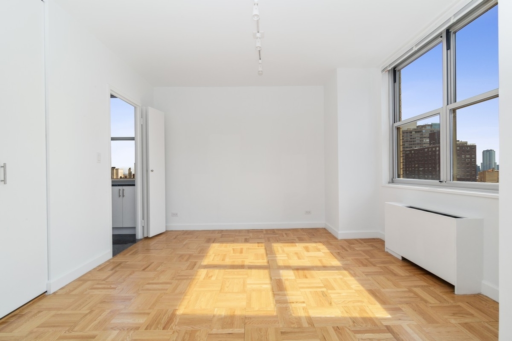 East 39th Street - Photo 3