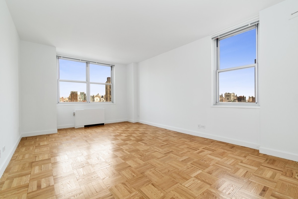 East 39th Street - Photo 0