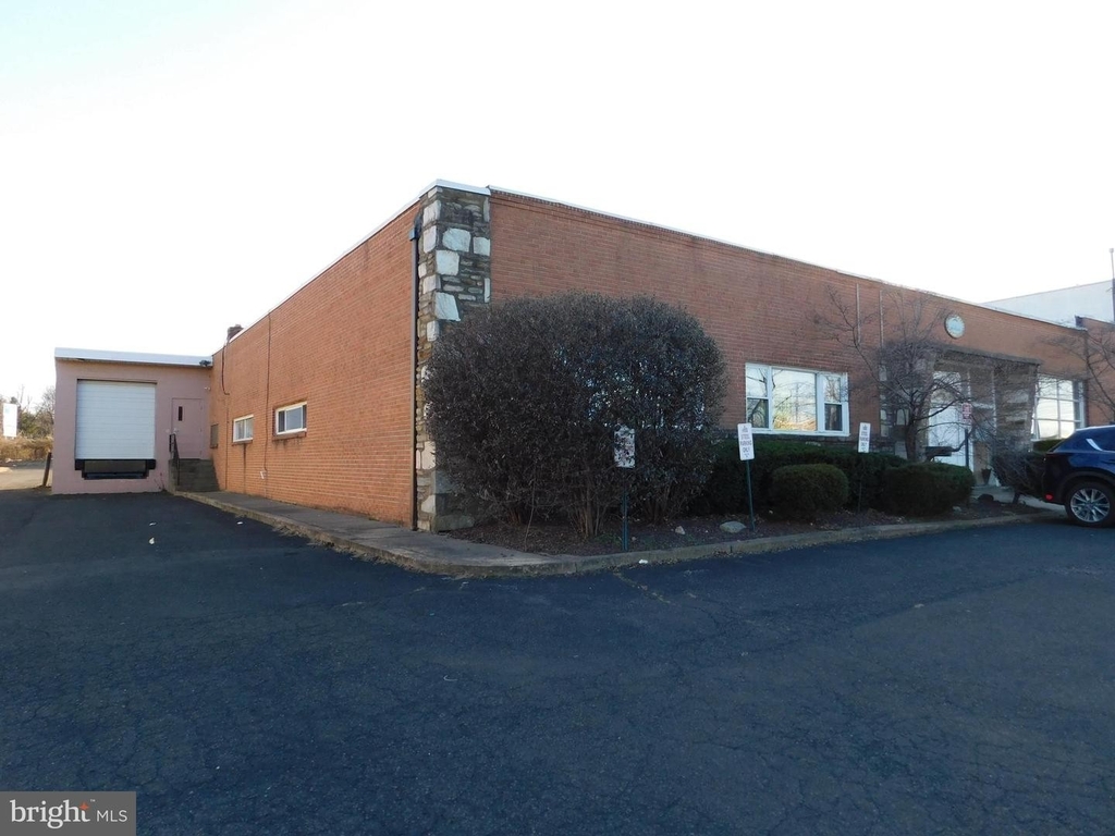 950 Industrial Blvd - Photo 2