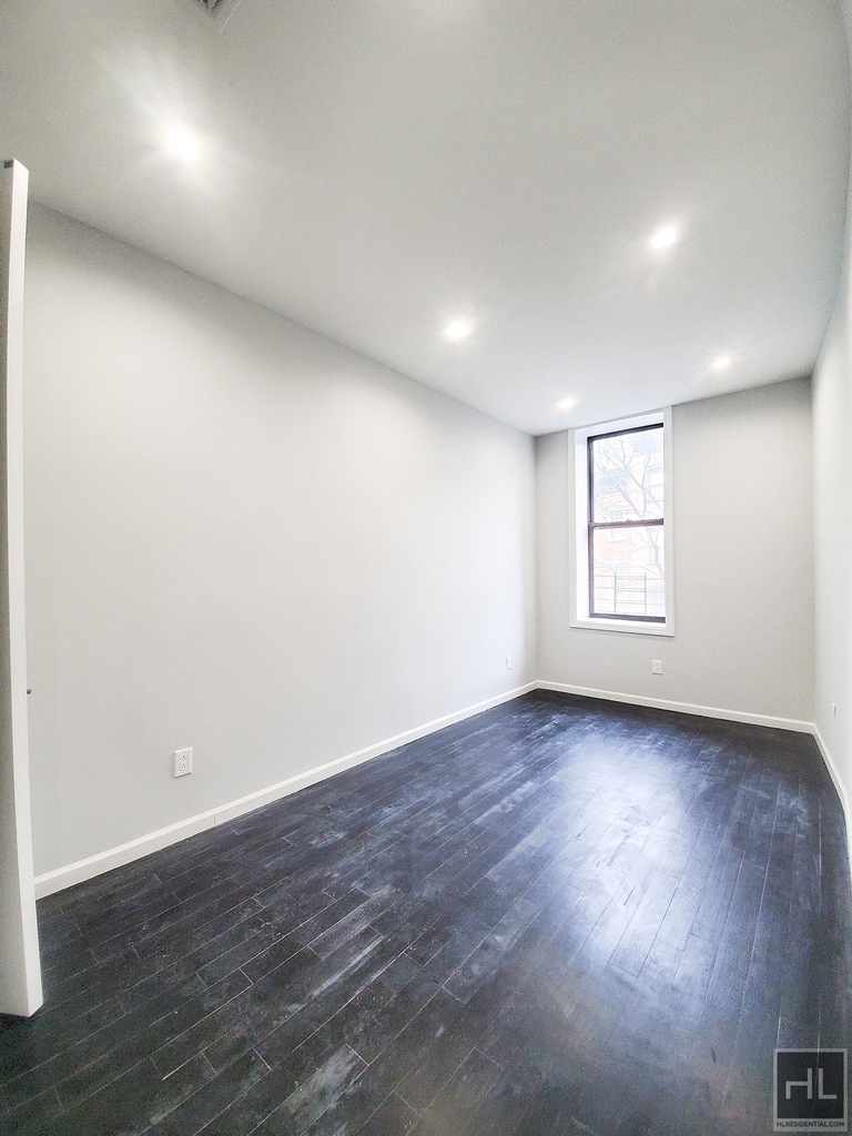 331 East 52 Street - Photo 3