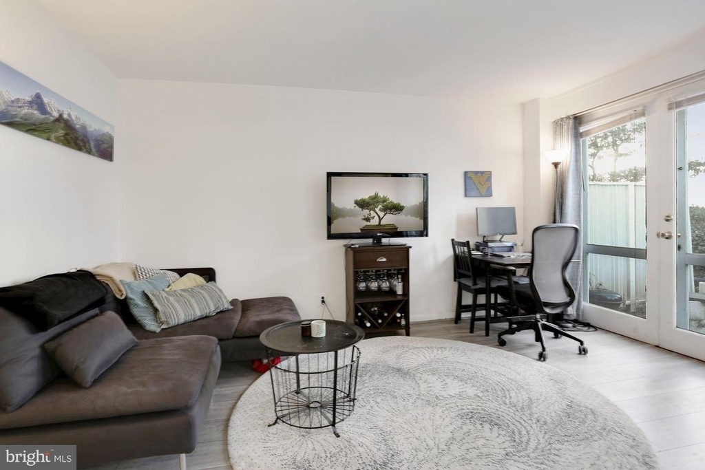 725 Delaware Ave Sw #218 - Photo 2