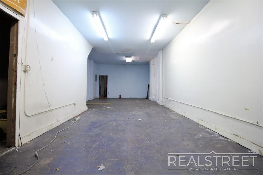 324 Empire Blvd - Photo 2