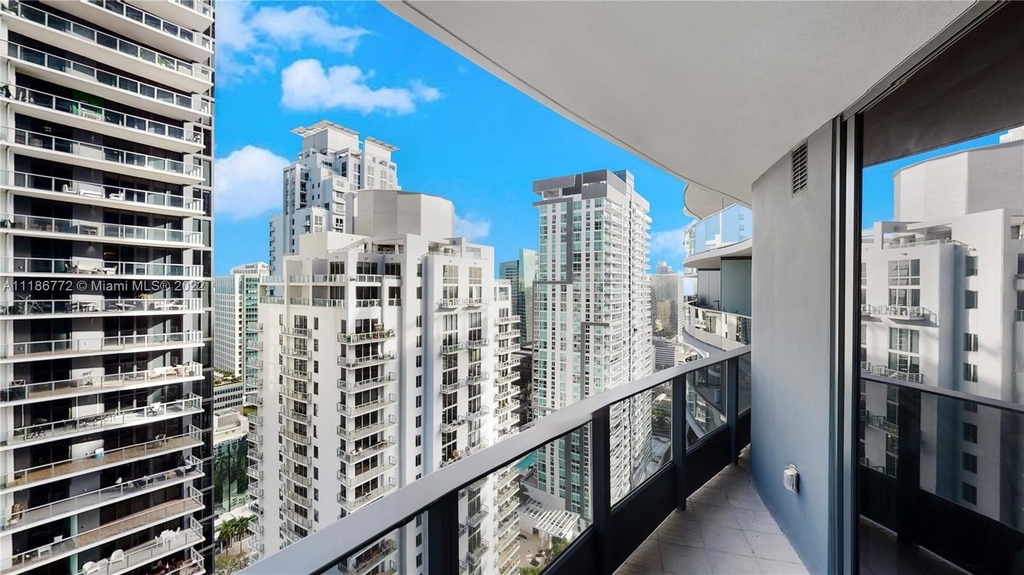 1000 Brickell Plz - Photo 2