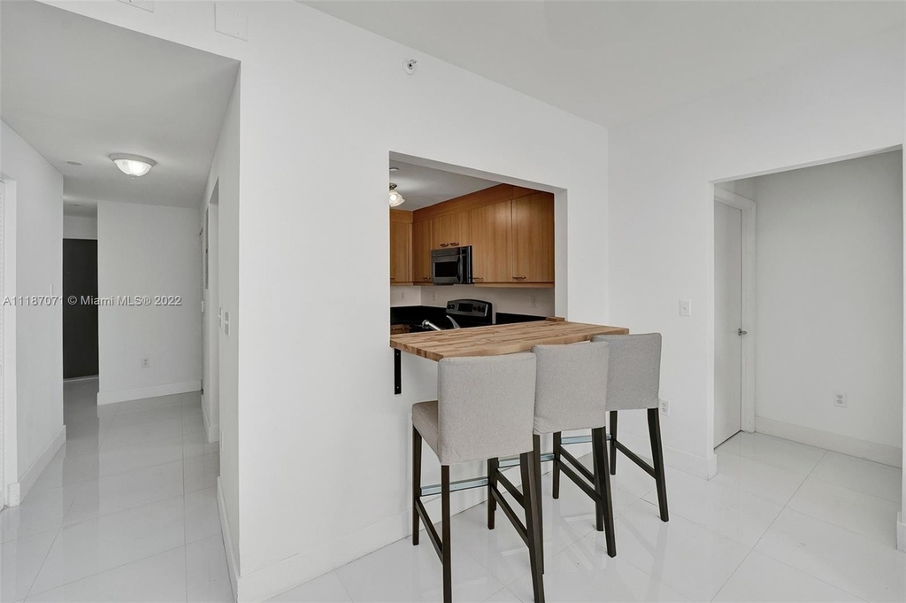 225 Collins Ave - Photo 13