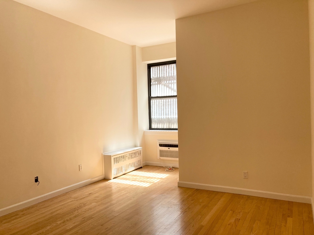East 91st St, New York City - Photo 4