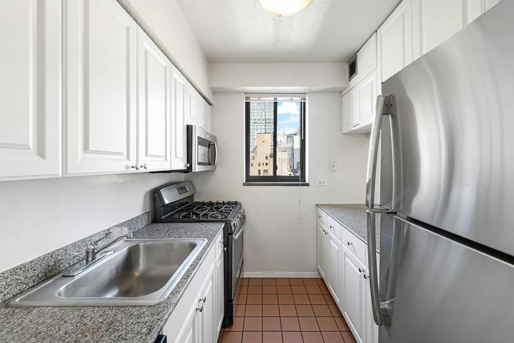 East 57th St / 1st ave - Photo 6