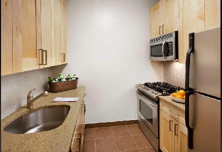 True 2 Bed / 2 Bath - Luxury Building - Pet Friendly - Amazing Location - Close to Subways - Photo 1