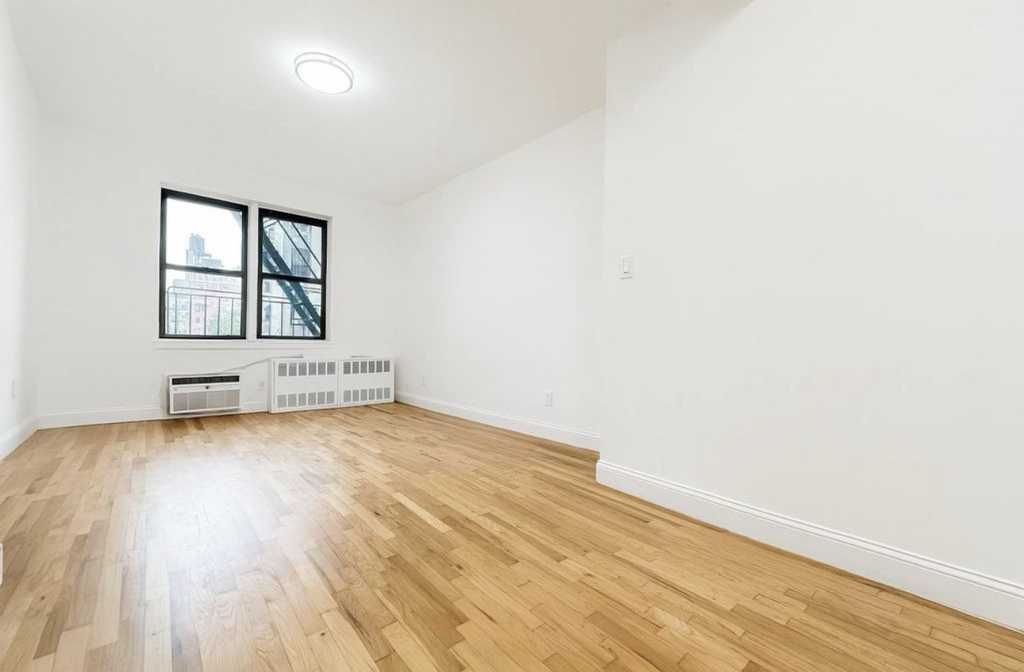 225 East 10th Street - Photo 2