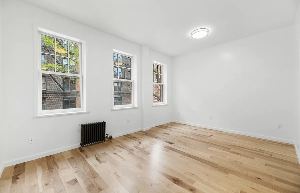 359 Bleecker Street - Photo 2