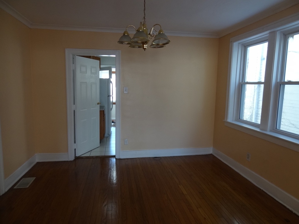 1303 Clarence Avenue - Photo 3