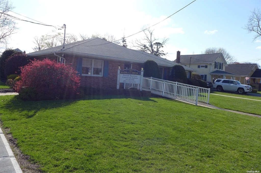 193a Blue Point Avenue - Photo 2