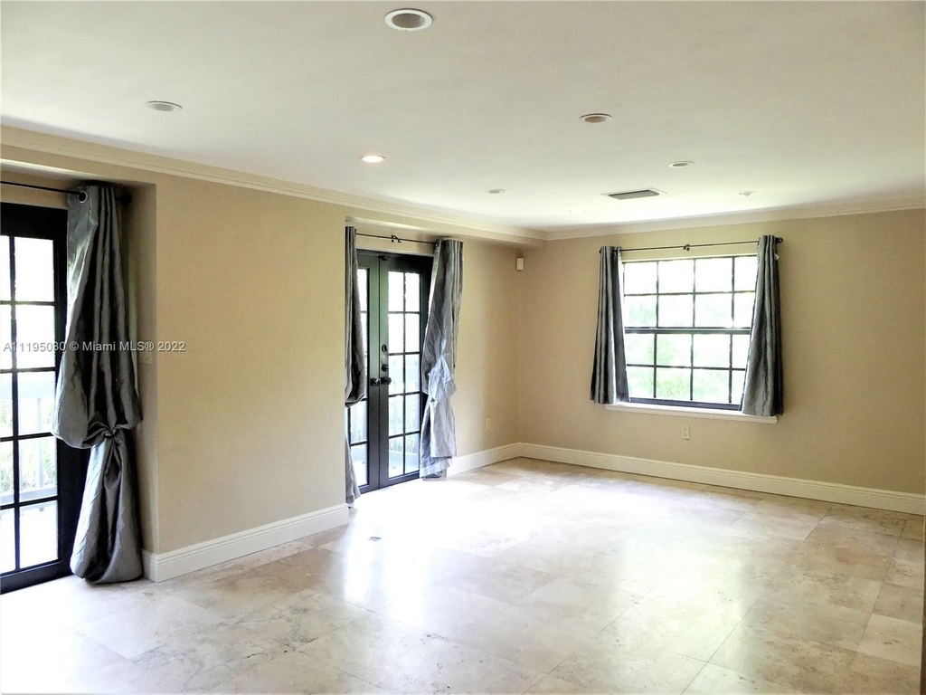2620 Sw 57th Ave - Photo 2