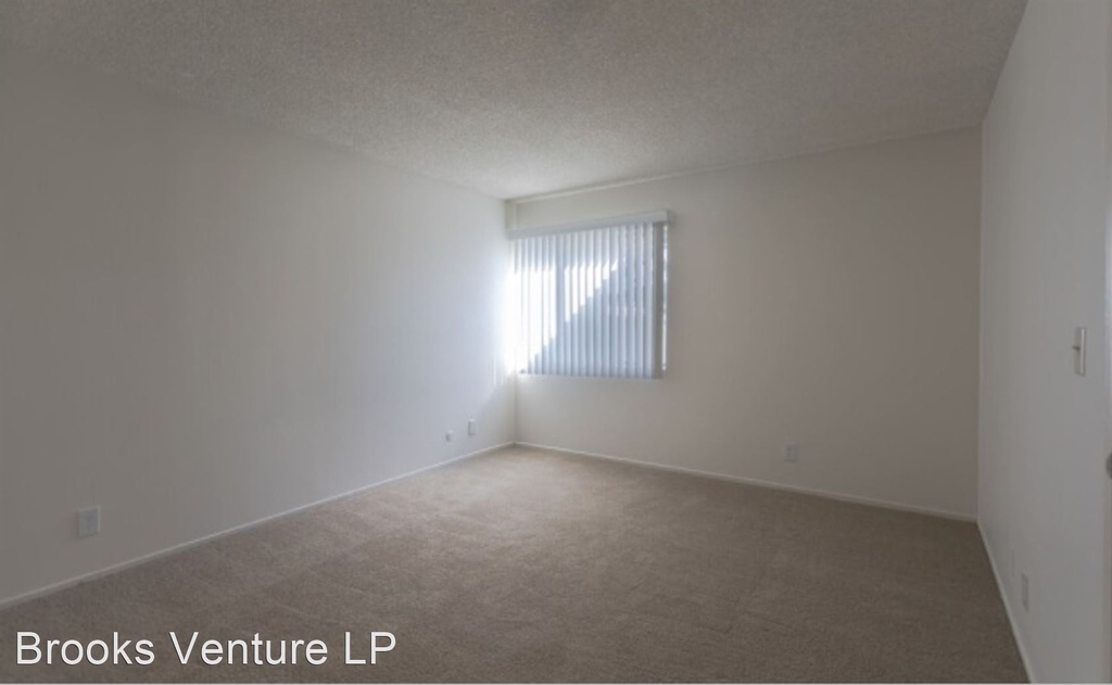 17200 Burbank Boulevard - Photo 3