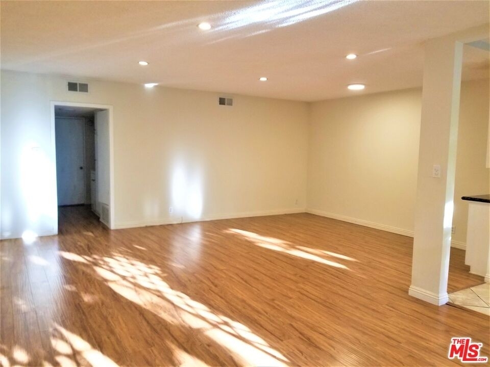 310 N Van Ness Ave - Photo 2