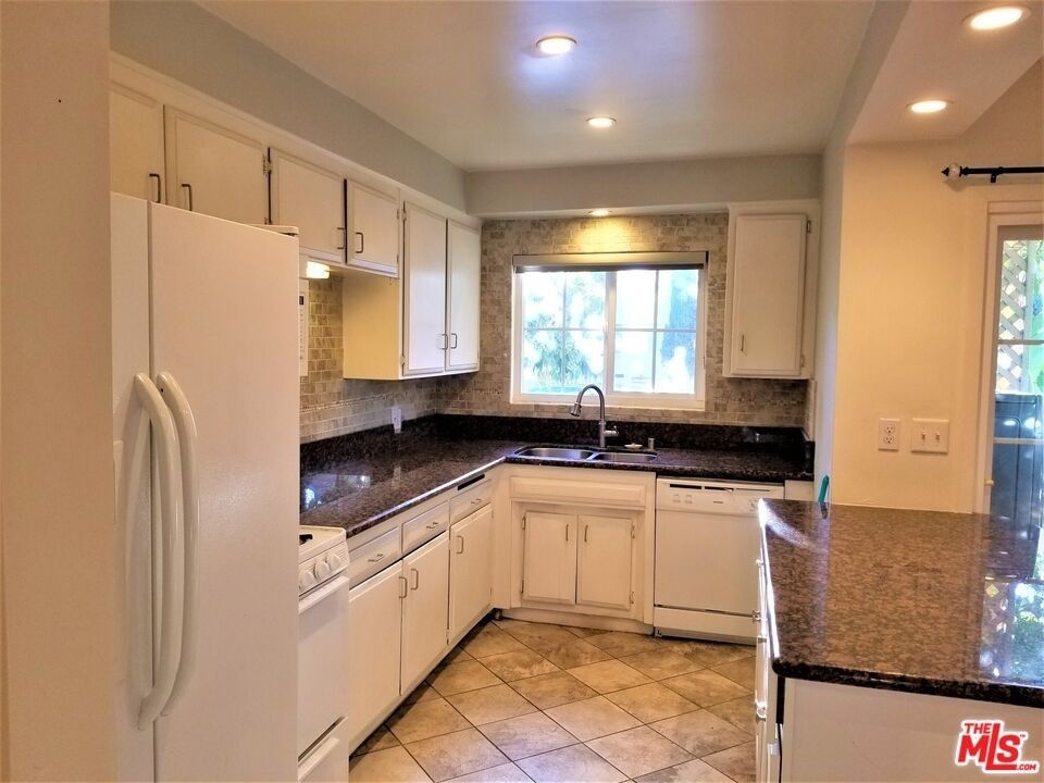 310 N Van Ness Ave - Photo 4