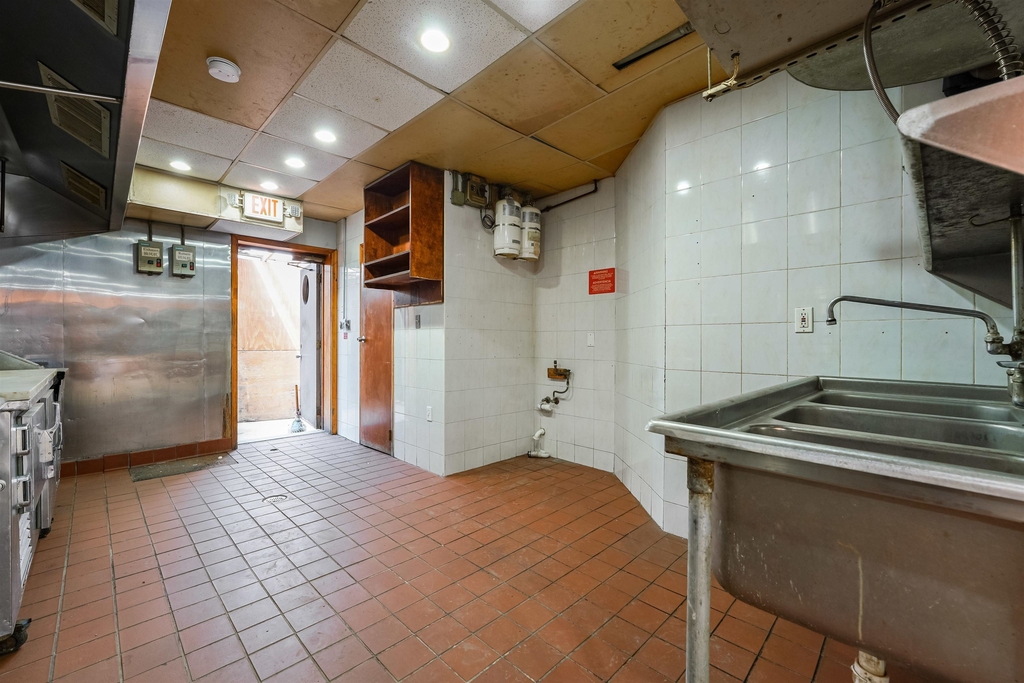 228 Willow Ave - Photo 2