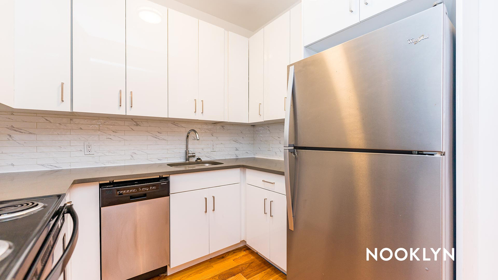 890 Madison Street - Photo 3