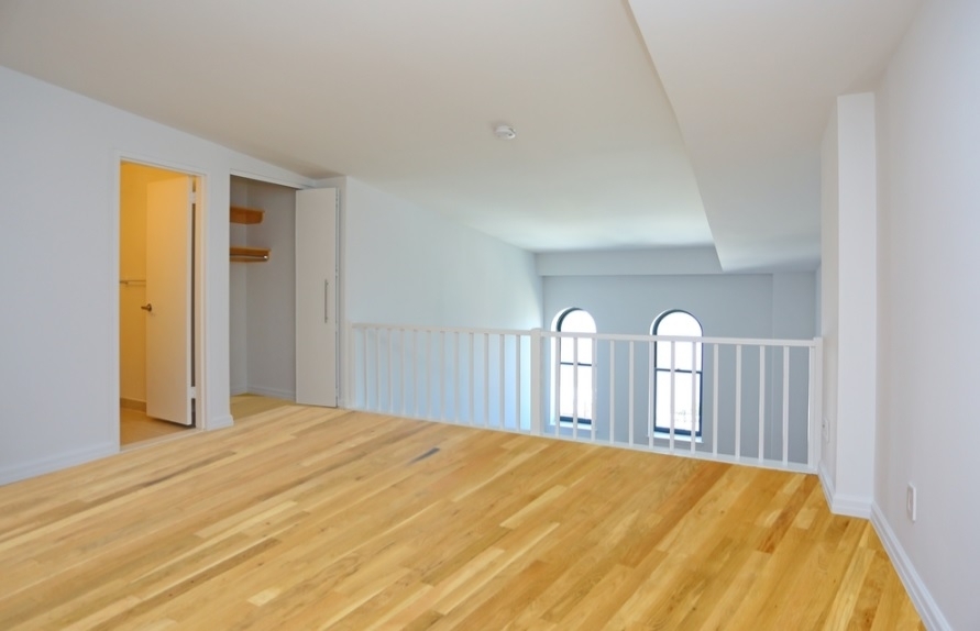 Huge Duplex Studio / 2 Bath - Amazing Location - Luxury Building - Close to Subway - Pet Friendly  - Photo 2