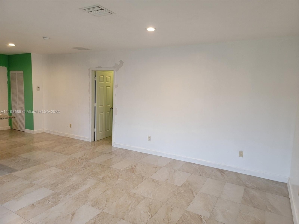 1301 Ne 214 St - Photo 4