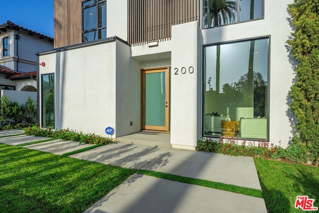 200 N Doheny Dr - Photo 17