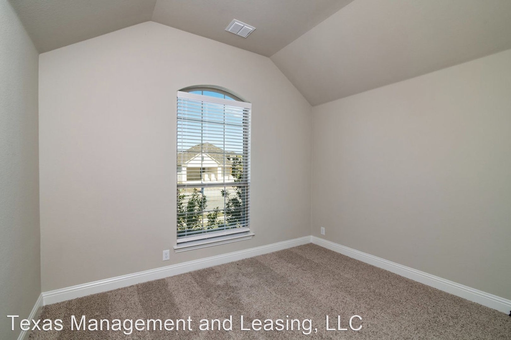 1402 Gabriel Lane - Photo 11