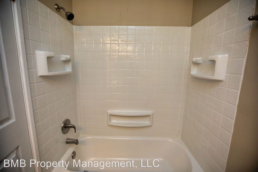 942 Parkwood Court - Photo 18