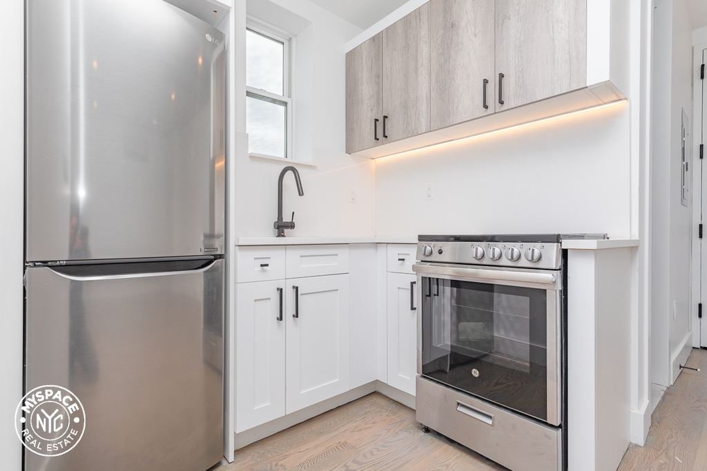 282 East 32nd Street - Photo 2