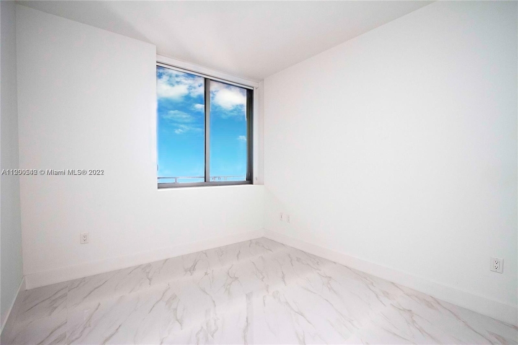 16385 Biscayne Blvd - Photo 15