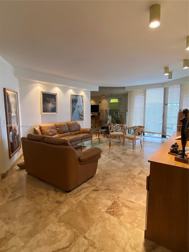 20191 E Country Club Dr - Photo 16