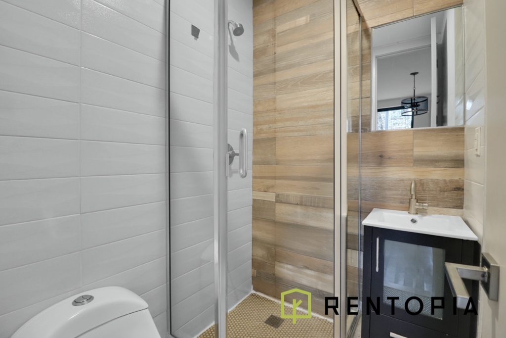 376 Graham Avenue - Photo 5