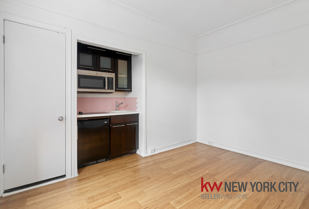 105 East 15th Street - Photo 3