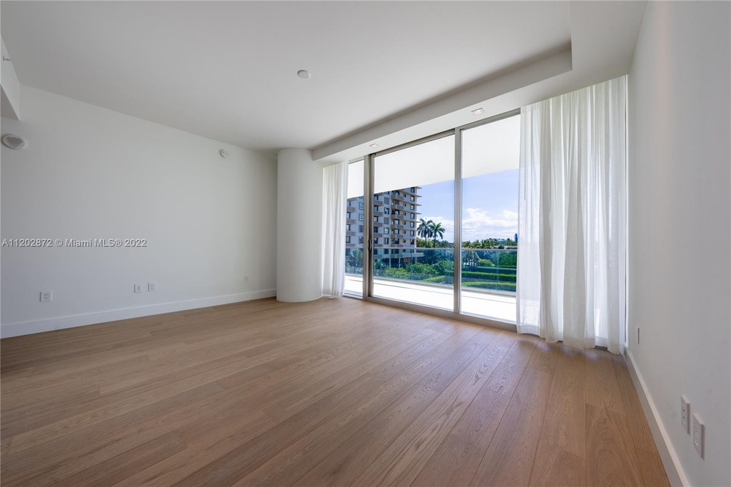 10201 Collins Ave - Photo 16