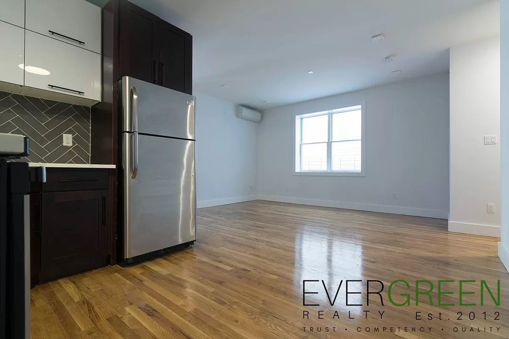 86 east 52nd st brooklyn - Photo 1