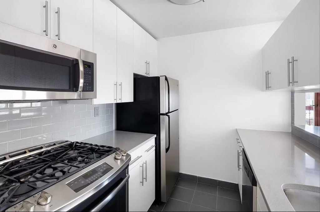 West 52nd Street, Unit 12h - Photo 2