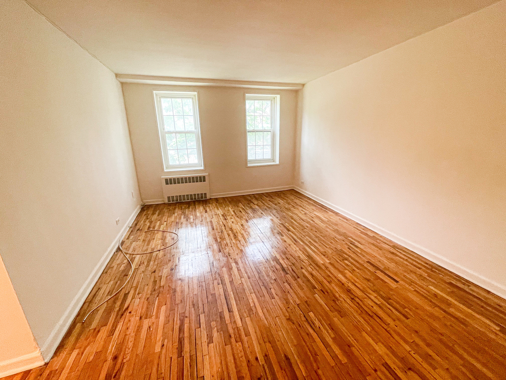 140-18 Burden Crescent - Photo 0