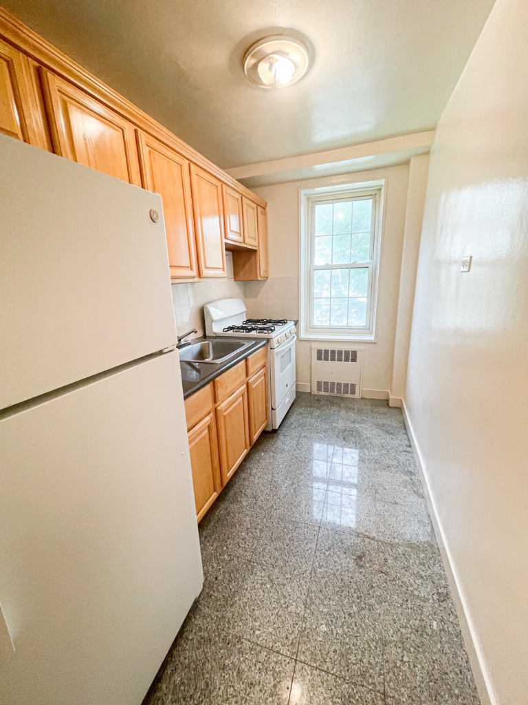 140-18 Burden Crescent - Photo 1