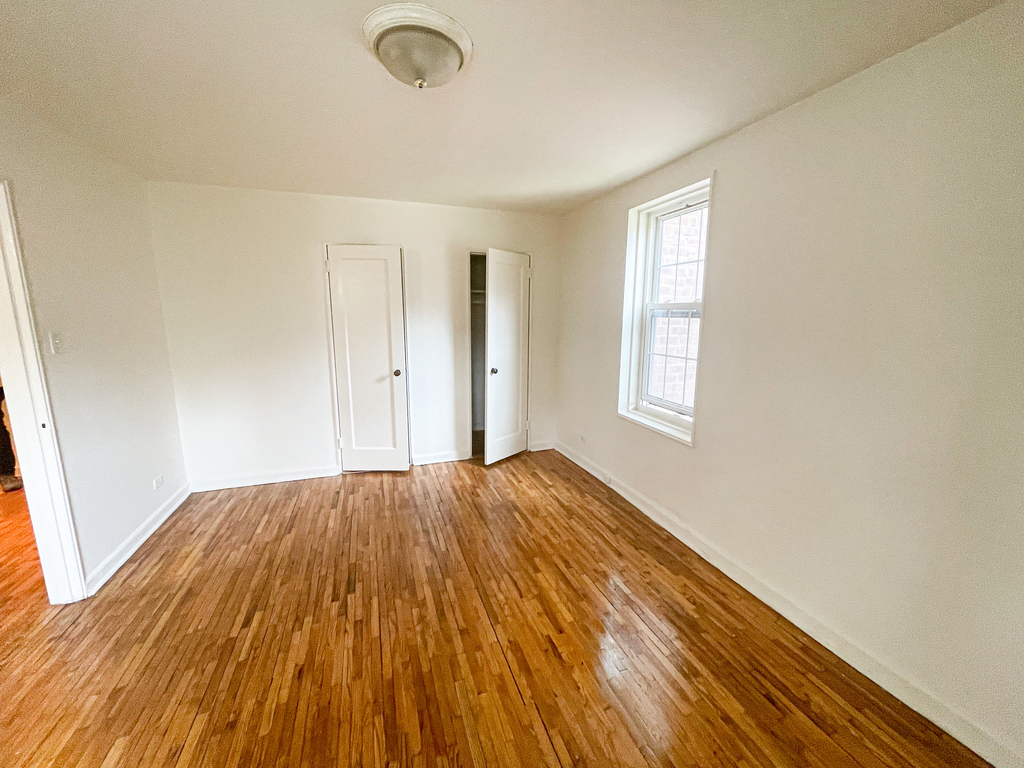 140-18 Burden Crescent - Photo 4