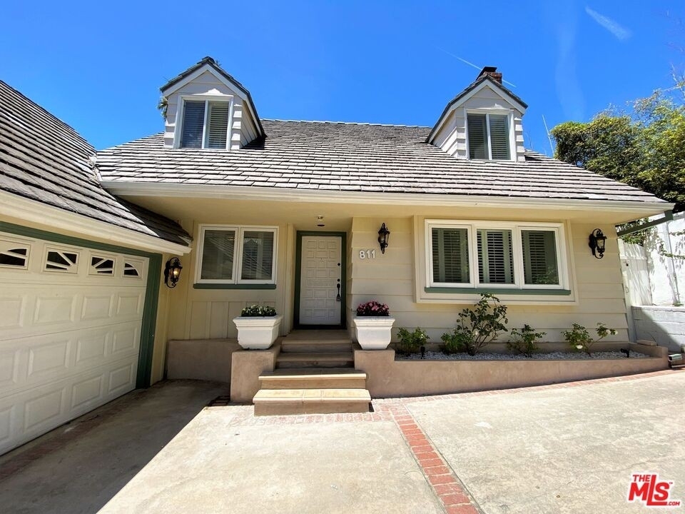 811 N Doheny Dr - Photo 1