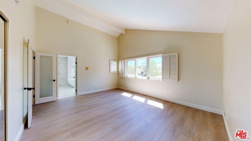 811 N Doheny Dr - Photo 23