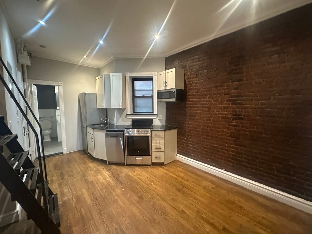 2BR in Rose Hill - Photo 0