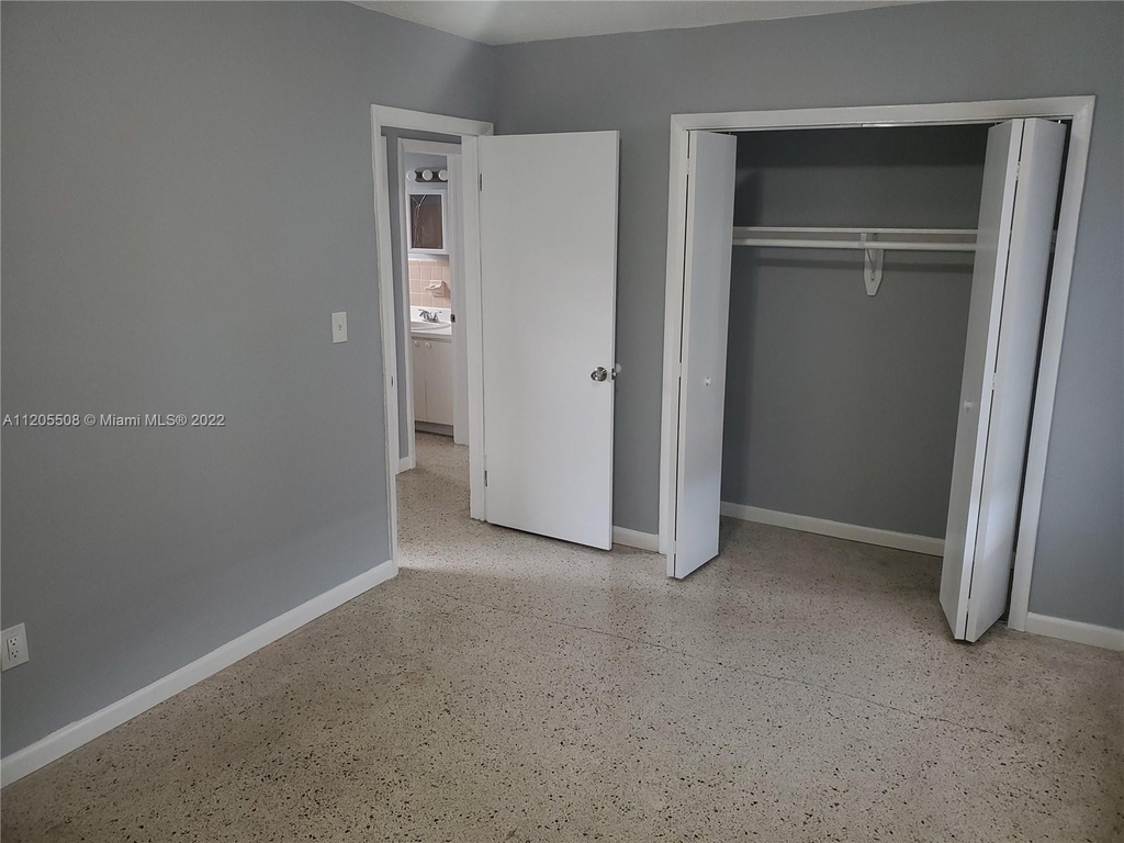 1043 Nw 5  St - Photo 2