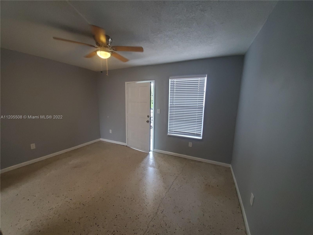 1043 Nw 5  St - Photo 3