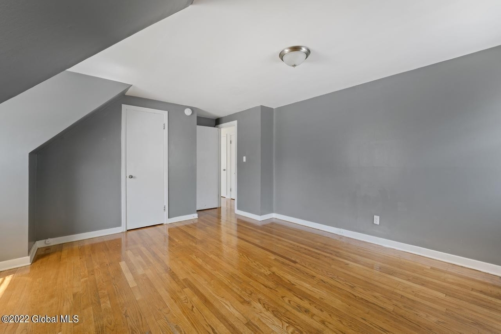 321 Hackett Boulevard - Photo 5