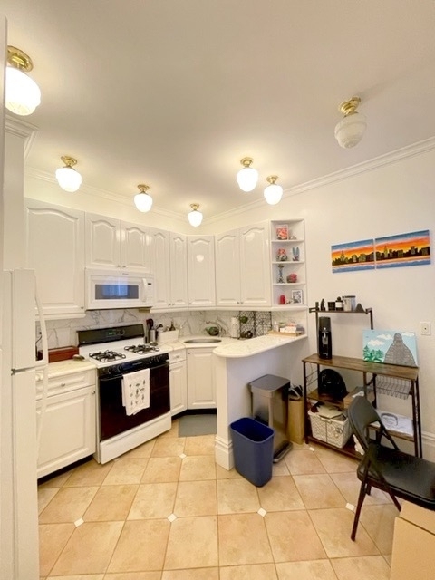 west 86th Street and Columbus Avenue - Photo 2